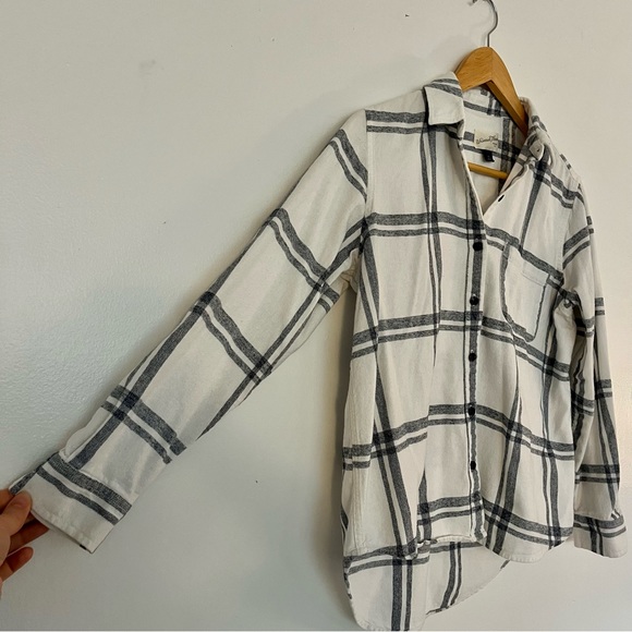 CLOSING SALE!
Universal Thread | Plaid Button-down Long sleeve Shirt - Picture 3 of 3